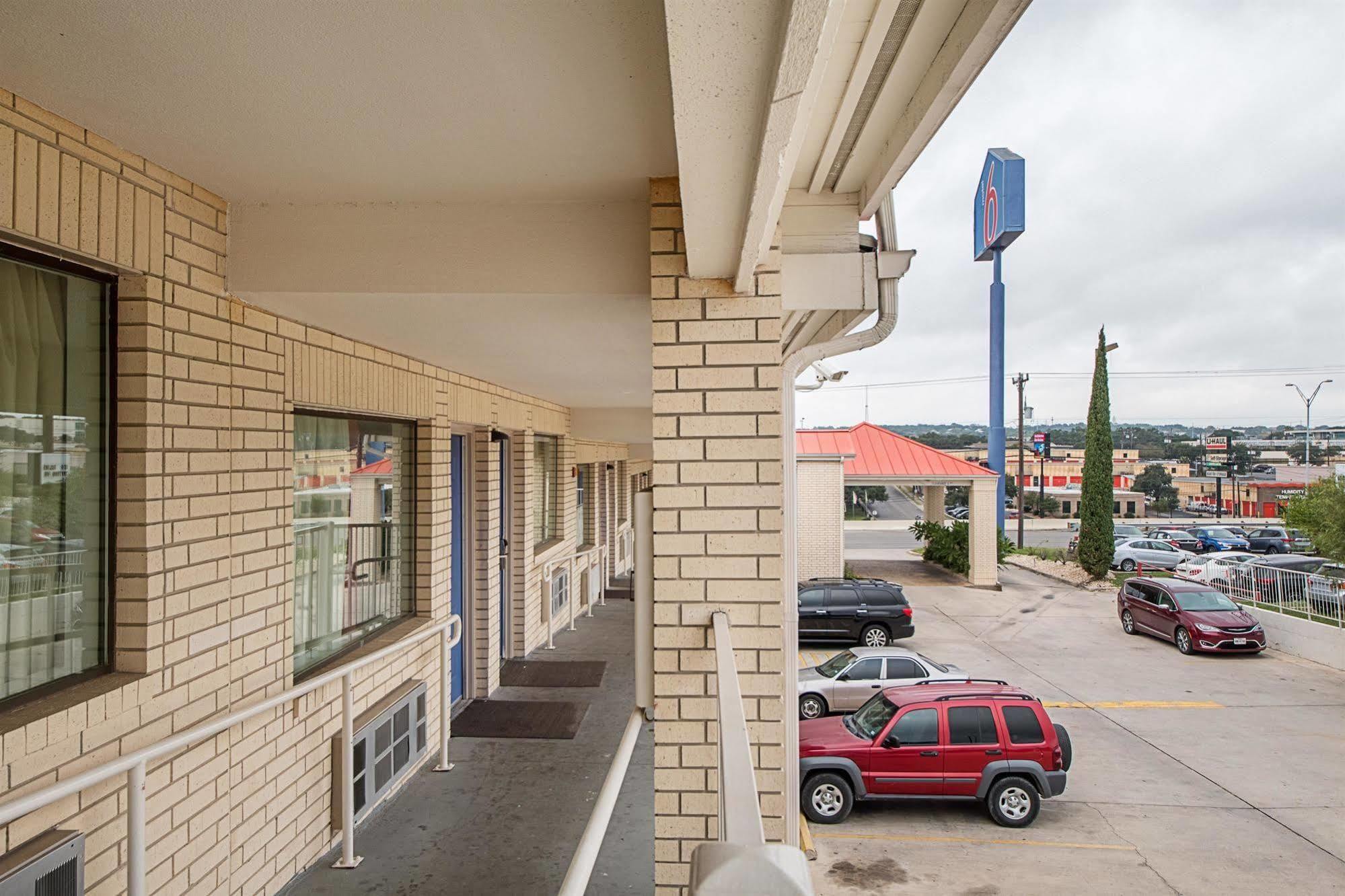 Motel 6-San Antonio, Tx - Fiesta Trails Εξωτερικό φωτογραφία
