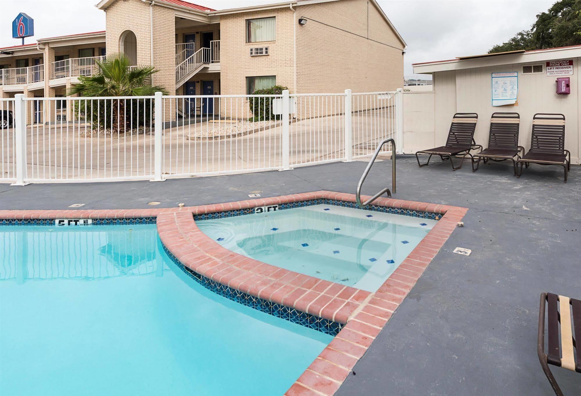 Motel 6-San Antonio, Tx - Fiesta Trails Εξωτερικό φωτογραφία