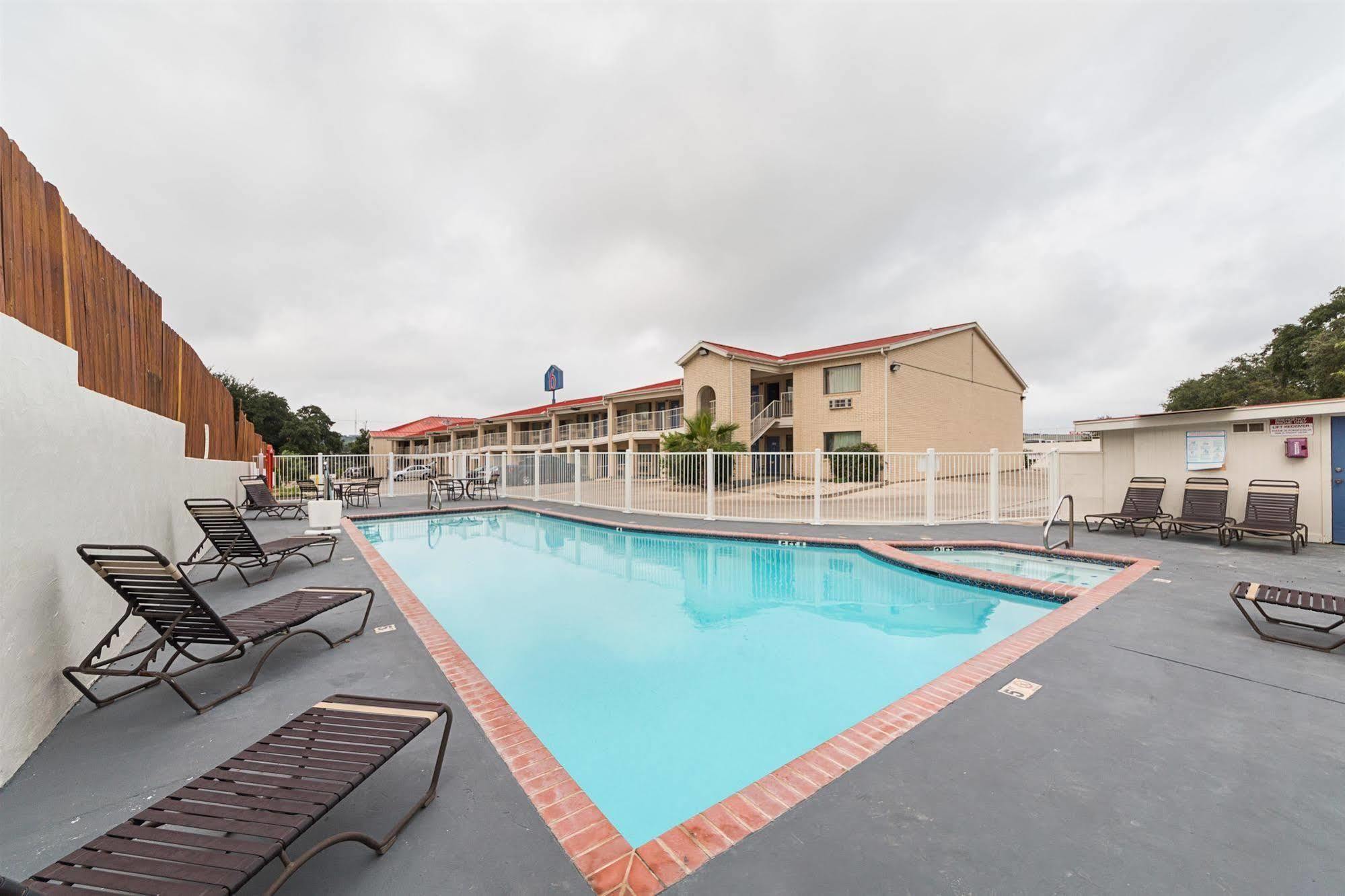 Motel 6-San Antonio, Tx - Fiesta Trails Εξωτερικό φωτογραφία