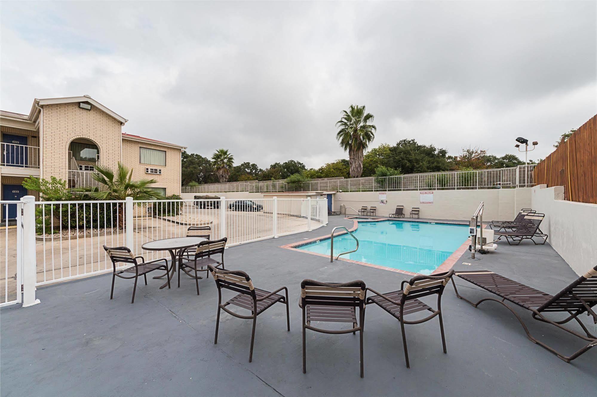 Motel 6-San Antonio, Tx - Fiesta Trails Εξωτερικό φωτογραφία