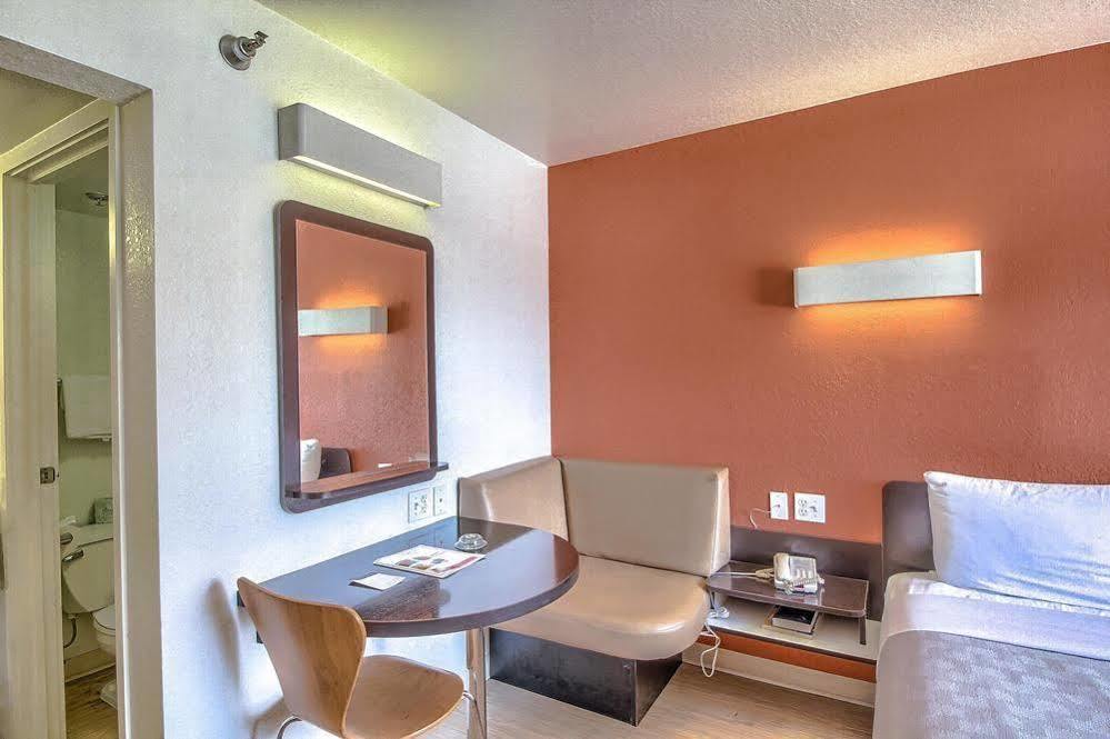 Motel 6-San Antonio, Tx - Fiesta Trails Εξωτερικό φωτογραφία